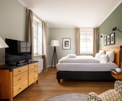 2025-03_Hotel Therme Teinach_Zimmer_LutzSternstein-2040_sRGB_screen_FKLA_180