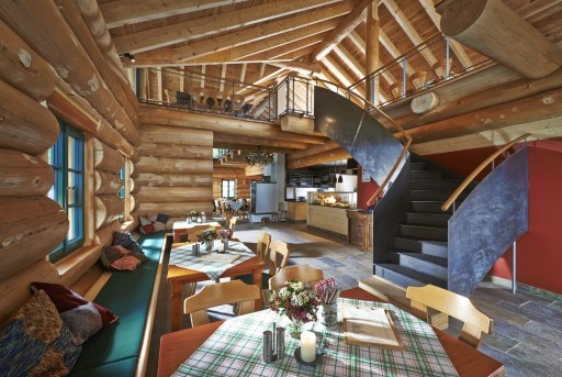 rustikales-restaurant-im-blockhausstil-der-therme-bad-teinach-mit-offener-galerie-und-holzdekor
