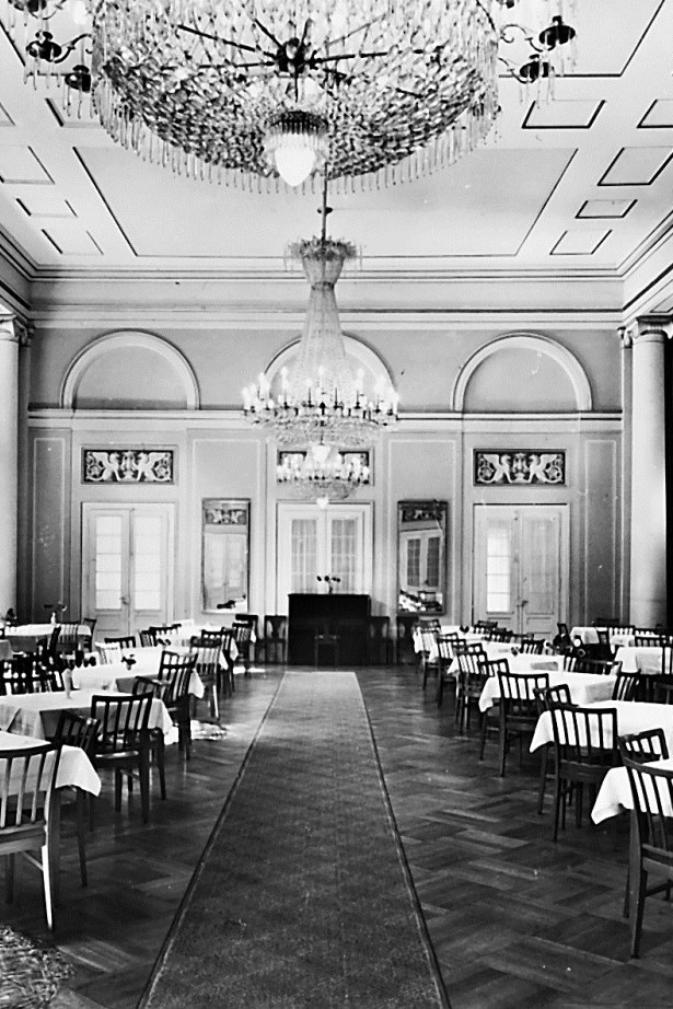 Festsaal des Hotel Therme Bad Teinach mit Kristalllüstern, hohen Säulen und gedeckten Tischen