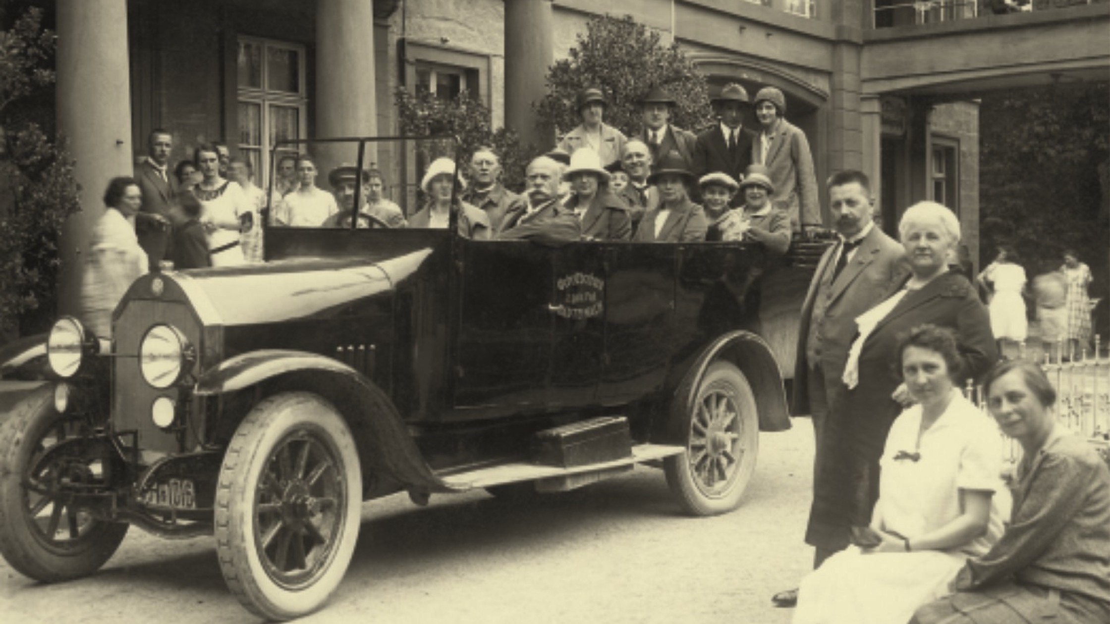 Gruppenaufnahme mit Oldtimer vor dem Wellnesshotel Bad Teinach in den 1920er-Jahren