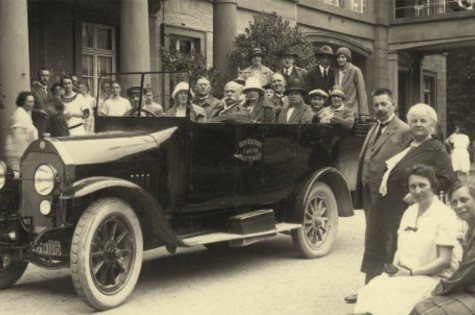 Gruppenaufnahme mit Oldtimer vor dem Wellnesshotel Bad Teinach in den 1920er-Jahren