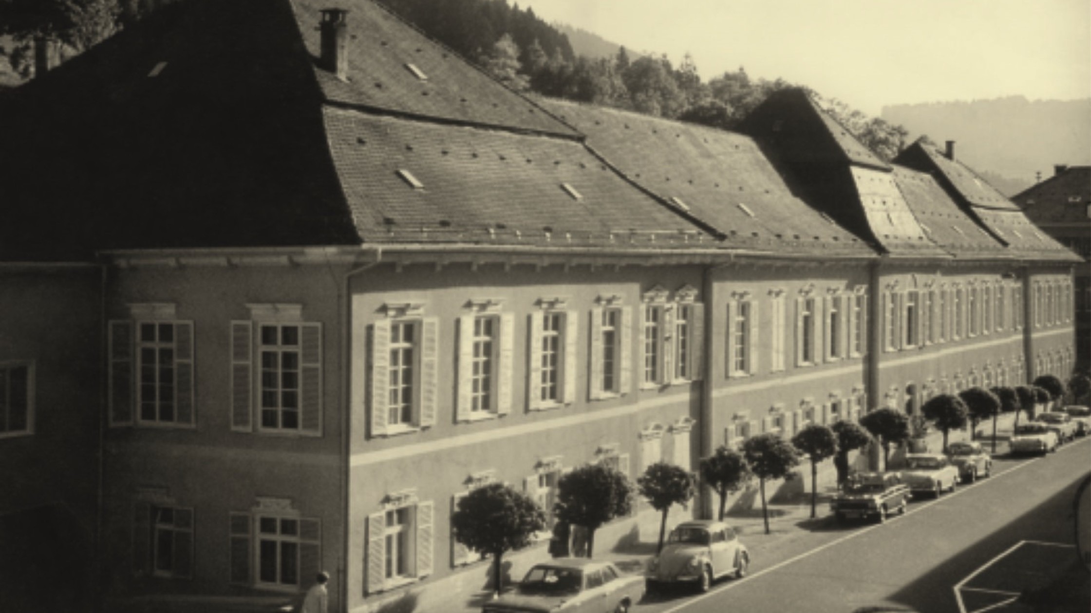 Historisches Gebäude des Wellnesshotels Bad Teinach in Schwarz-Weiß