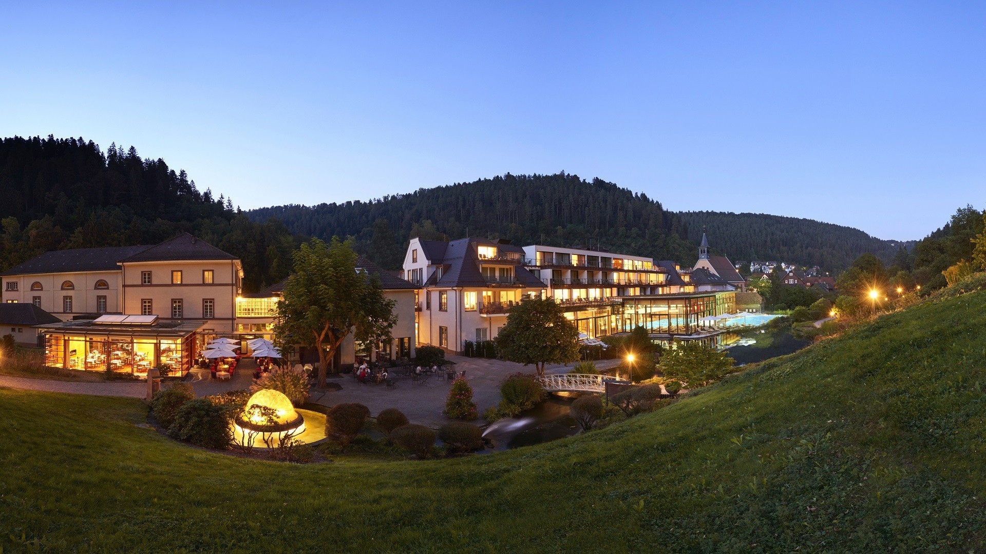 Abendstimmung am Wellnesshotel Therme Bad Teinach mit warm beleuchtetem Außenbereich