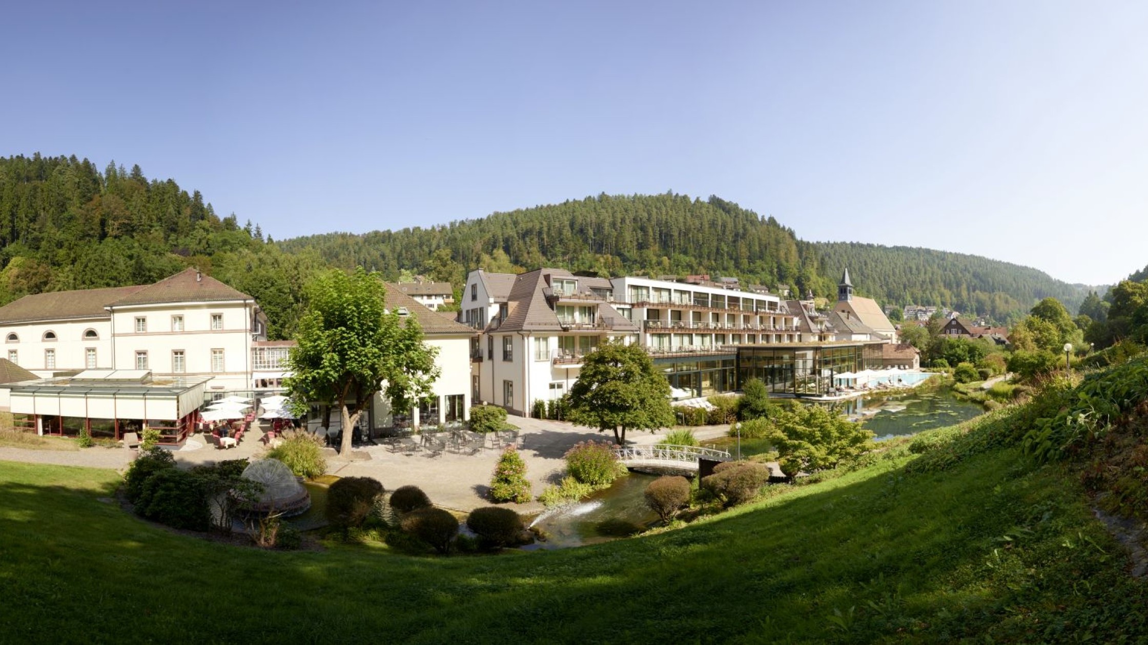 Außenansicht des Hotels mit Garten und idyllischer Umgebung