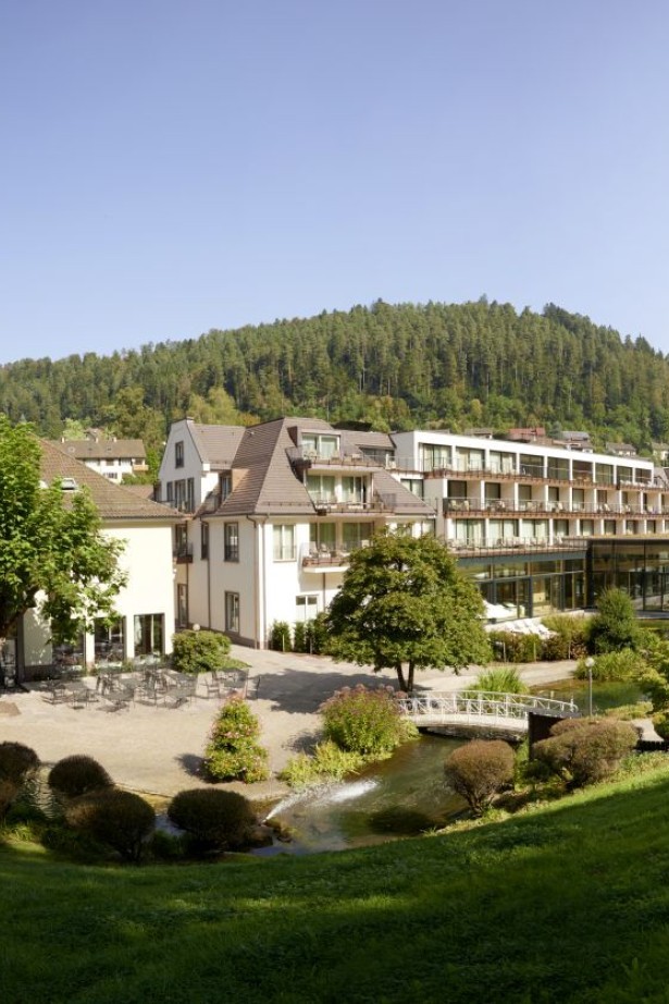 Außenansicht des Hotels mit Garten und idyllischer Umgebung