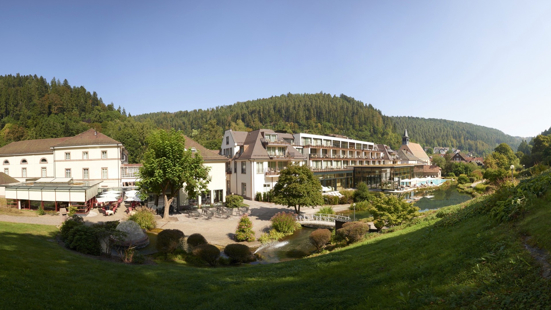 Panoramablick auf das Wellnesshotel Bad Teinach umgeben von grünen Wäldern und Natur