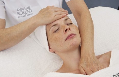 Entspannende Gesichtsmassage mit Naturkosmetik im Spa-Bereich