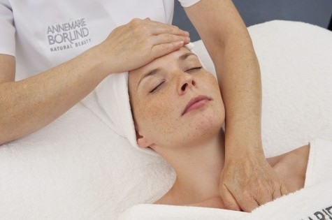 Entspannende Gesichtsmassage mit Naturkosmetik im Spa-Bereich