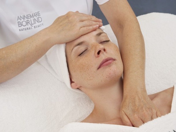 Entspannende Gesichtsmassage mit Naturkosmetik im Spa-Bereich