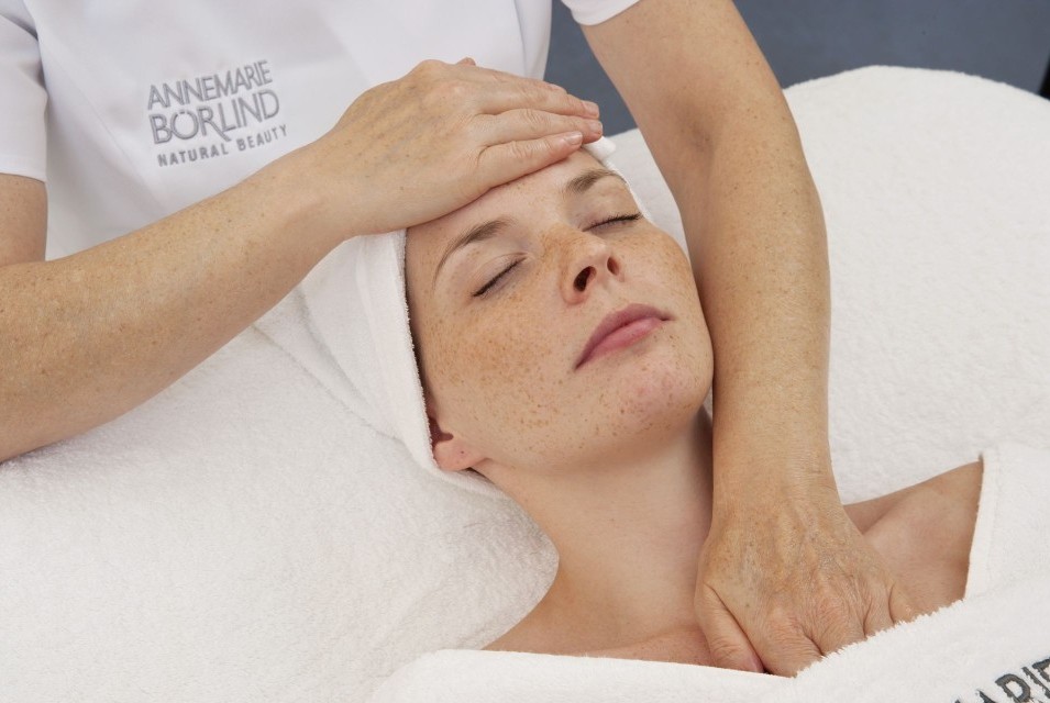 Entspannende Gesichtsmassage mit Naturkosmetik im Spa-Bereich