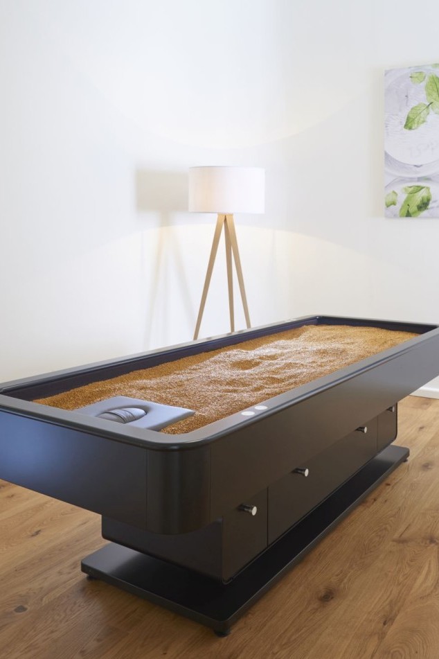 Exklusive Sandliege für Wärme- und Entspannungstherapien im Physiobereich der Therme Bad Teinach