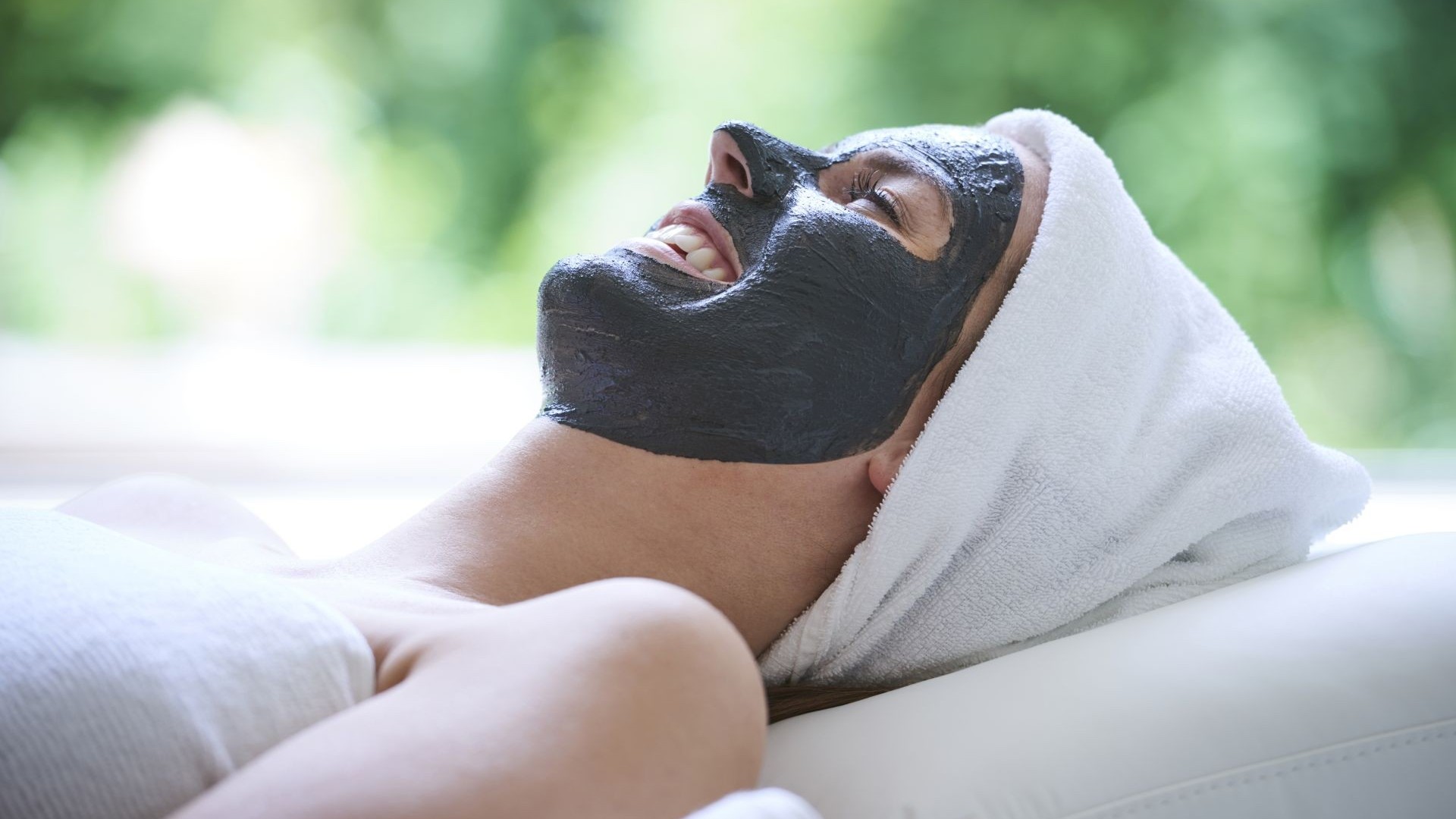 Frau entspannt mit pflegender Gesichtsmaske im Beauty Spa der Therme Bad Teinach