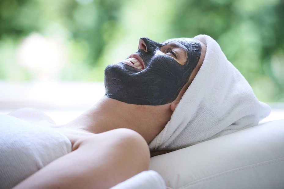 Frau entspannt mit pflegender Gesichtsmaske im Beauty Spa der Therme Bad Teinach