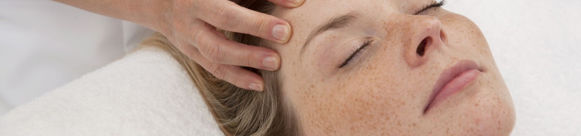 Entspannende Gesichtsmassage mit Naturkosmetik im Spa-Bereich