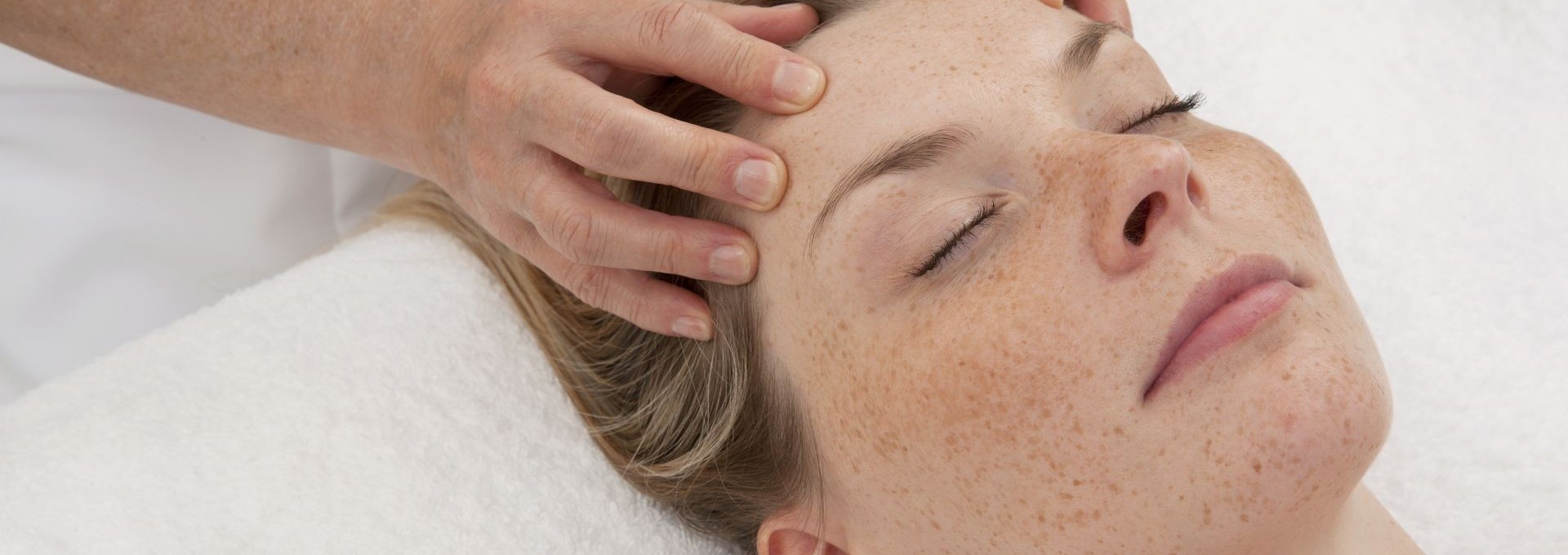 Entspannende Gesichtsmassage mit Naturkosmetik im Spa-Bereich