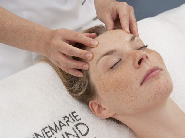 Entspannende Gesichtsmassage mit Naturkosmetik im Spa-Bereich
