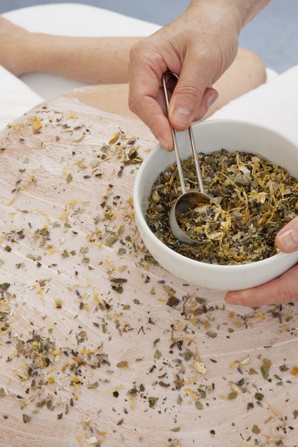 Kräuterpeeling-Behandlung mit natürlichen Blüten und Pflanzenextrakten im Beauty Spa der Therme Bad Teinach