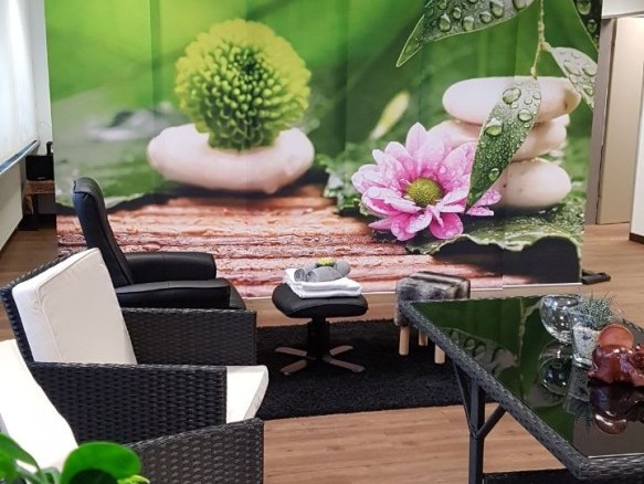 Moderner Empfangsbereich für Wellnessanwendungen im Hotel Therme Bad Teinach