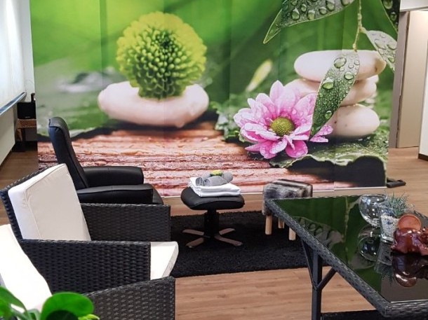 Moderner Empfangsbereich für Wellnessanwendungen im Hotel Therme Bad Teinach