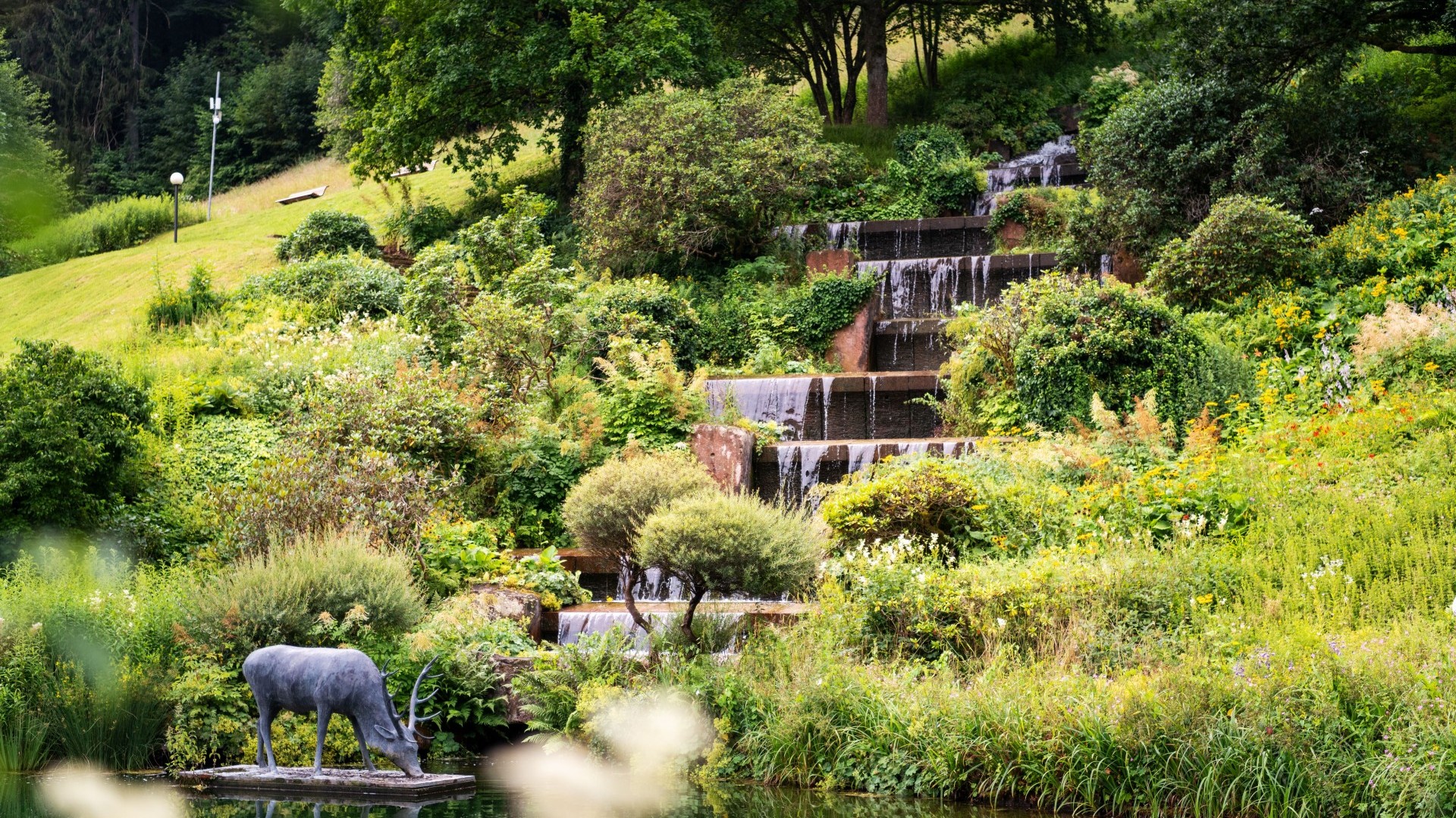 Mineraltherme mit Blick auf den Wasserfall inmitten der Natur am Wellnesshotel Therme Bad Teinach