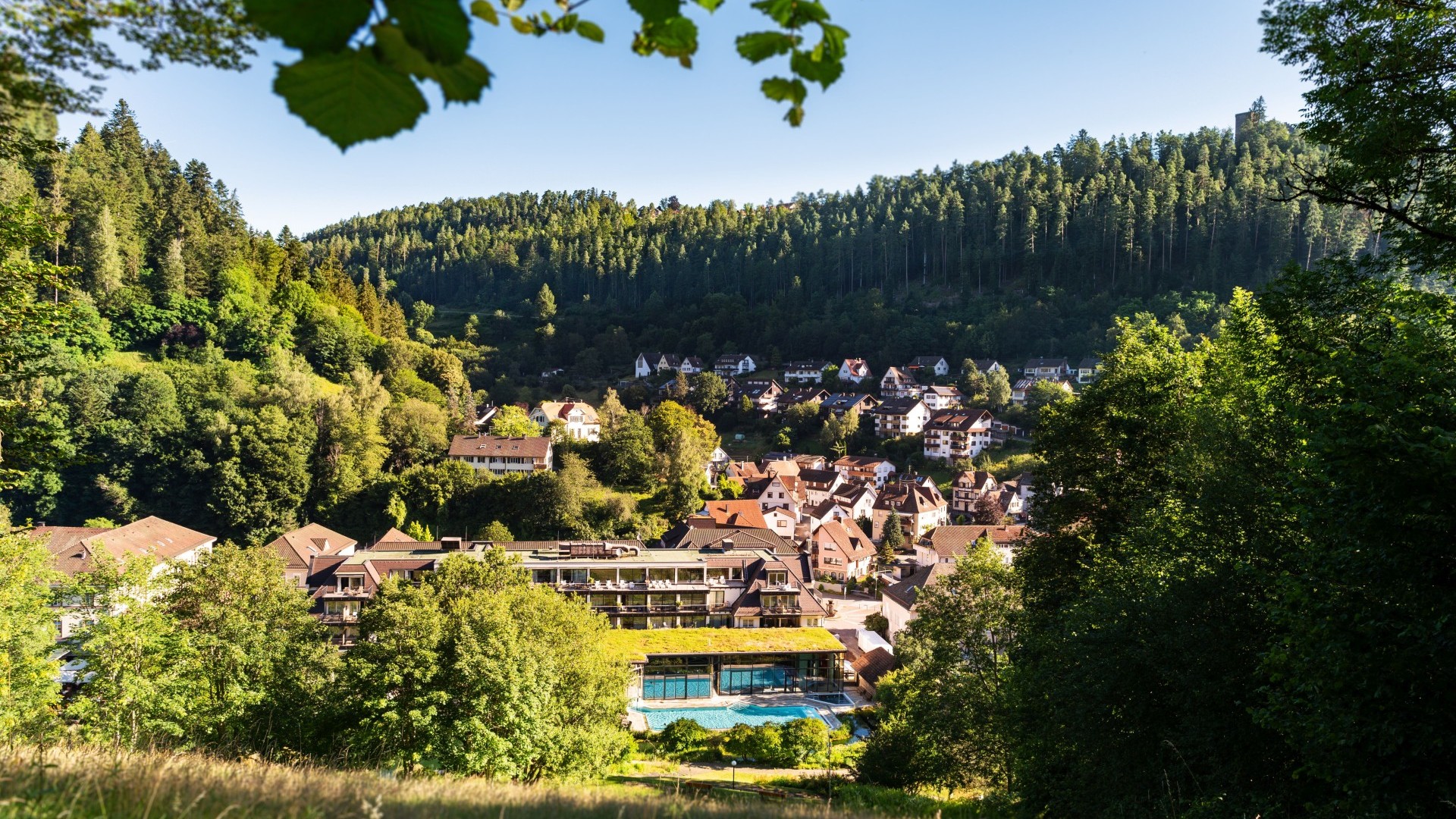 Wellnesshotel Therme Bad Teinach mit Blick auf Bad Teinach-Zavelstein im Grünen