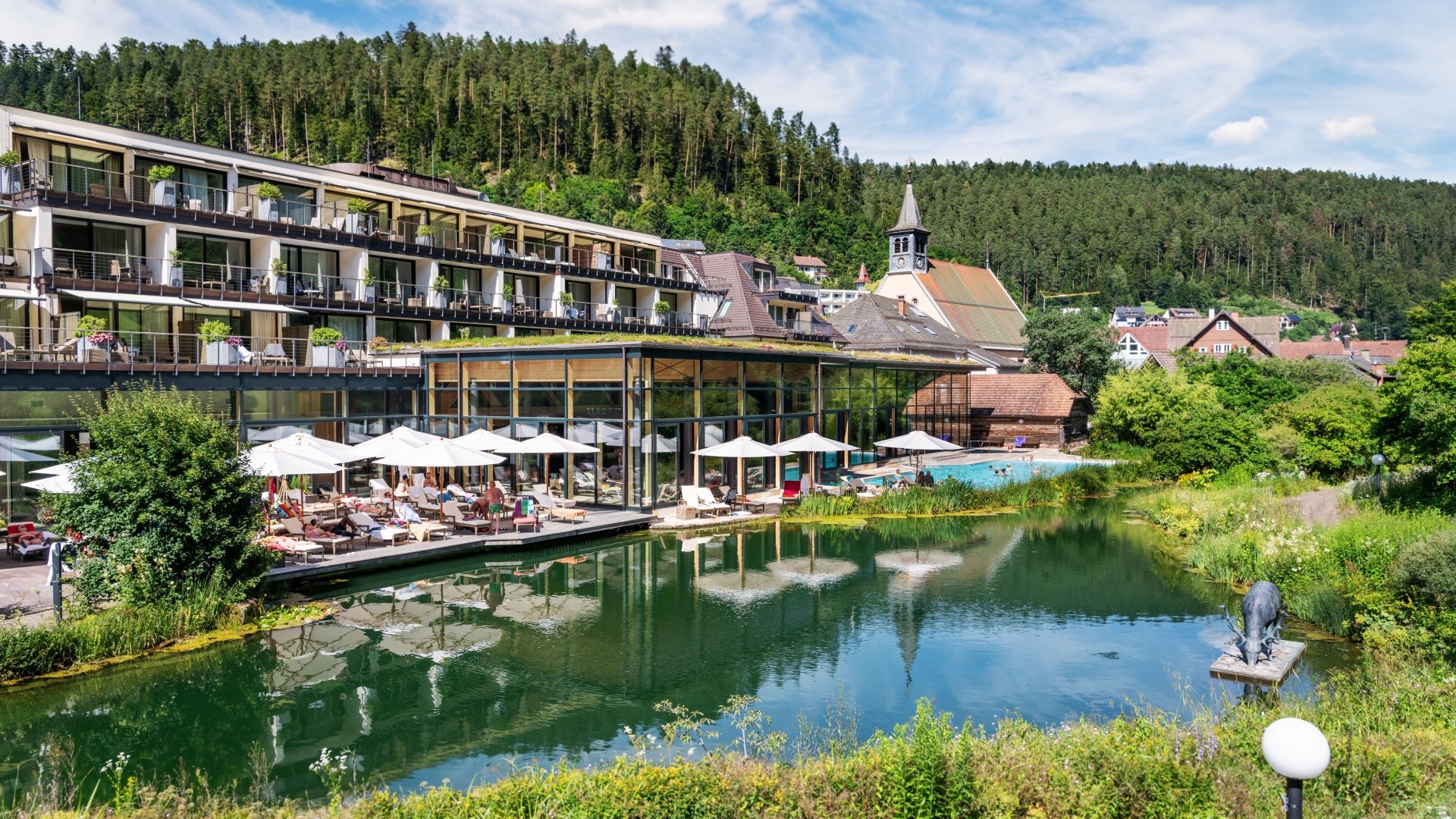Wellnesshotel Therme Bad Teinach mit Naturteich, Pool und umliegender Schwarzwaldlandschaft