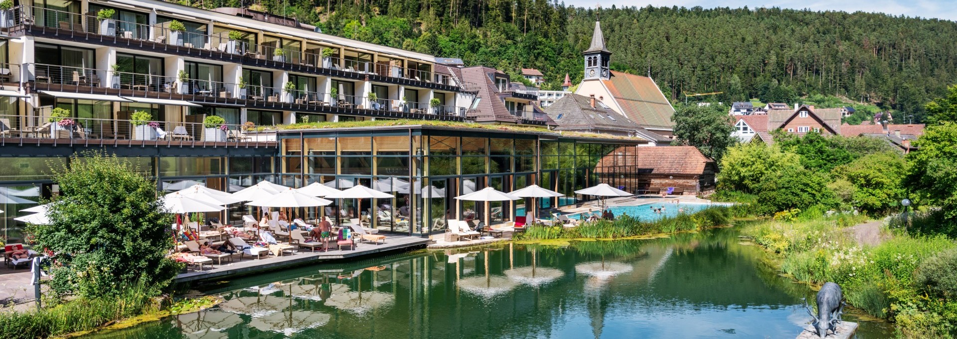 Wellnesshotel Therme Bad Teinach mit Naturteich, Pool und umliegender Schwarzwaldlandschaft