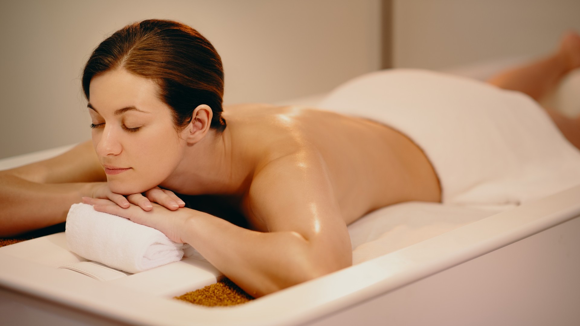 Rückenbehandlung als Teil der exklusiven Spa-Anwendungen im Wellnesshotel