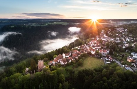 Atemberaubender Panoramablick auf den Schwarzwald bei Sonnenuntergang
