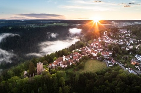 Atemberaubender Panoramablick auf den Schwarzwald bei Sonnenuntergang