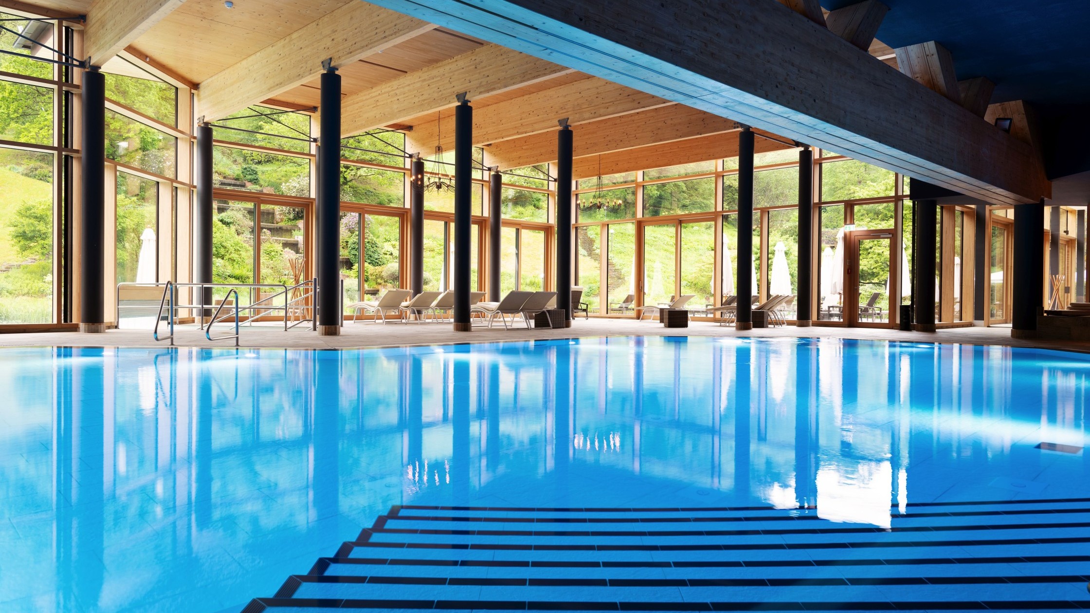Helles Hallenbad der Mineraltherme im Schwarzwald mit Panoramablick ins Grüne