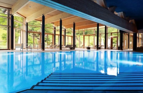 Helles Hallenbad der Mineraltherme im Schwarzwald mit Panoramablick ins Grüne