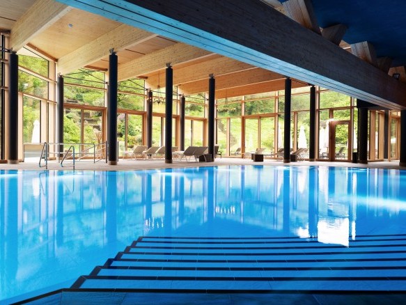 Helles Hallenbad der Mineraltherme im Schwarzwald mit Panoramablick ins Grüne