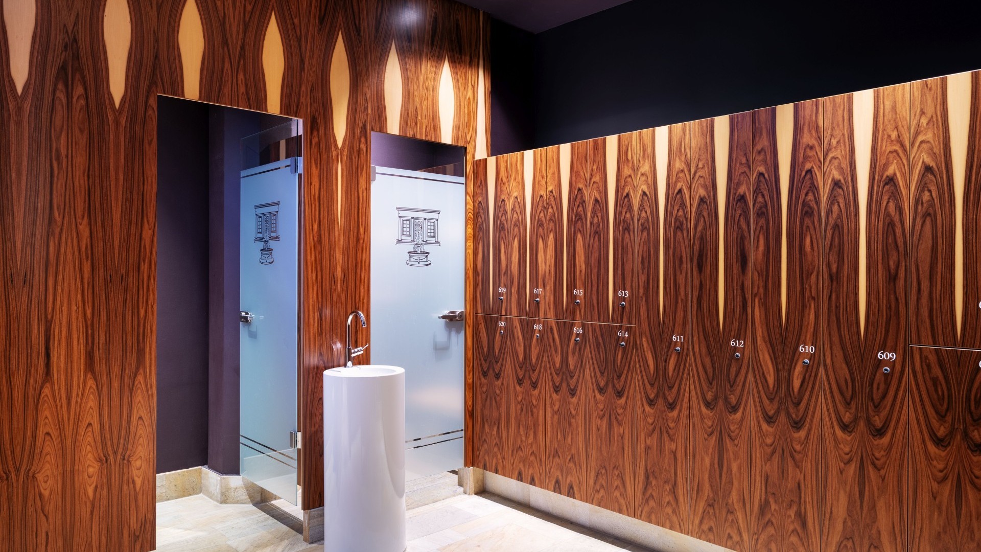 Stilvolle Umkleidekabinen im Spa-Bereich des Wellnesshotels Hotel Therme Bad Teinach mit Holzdesign