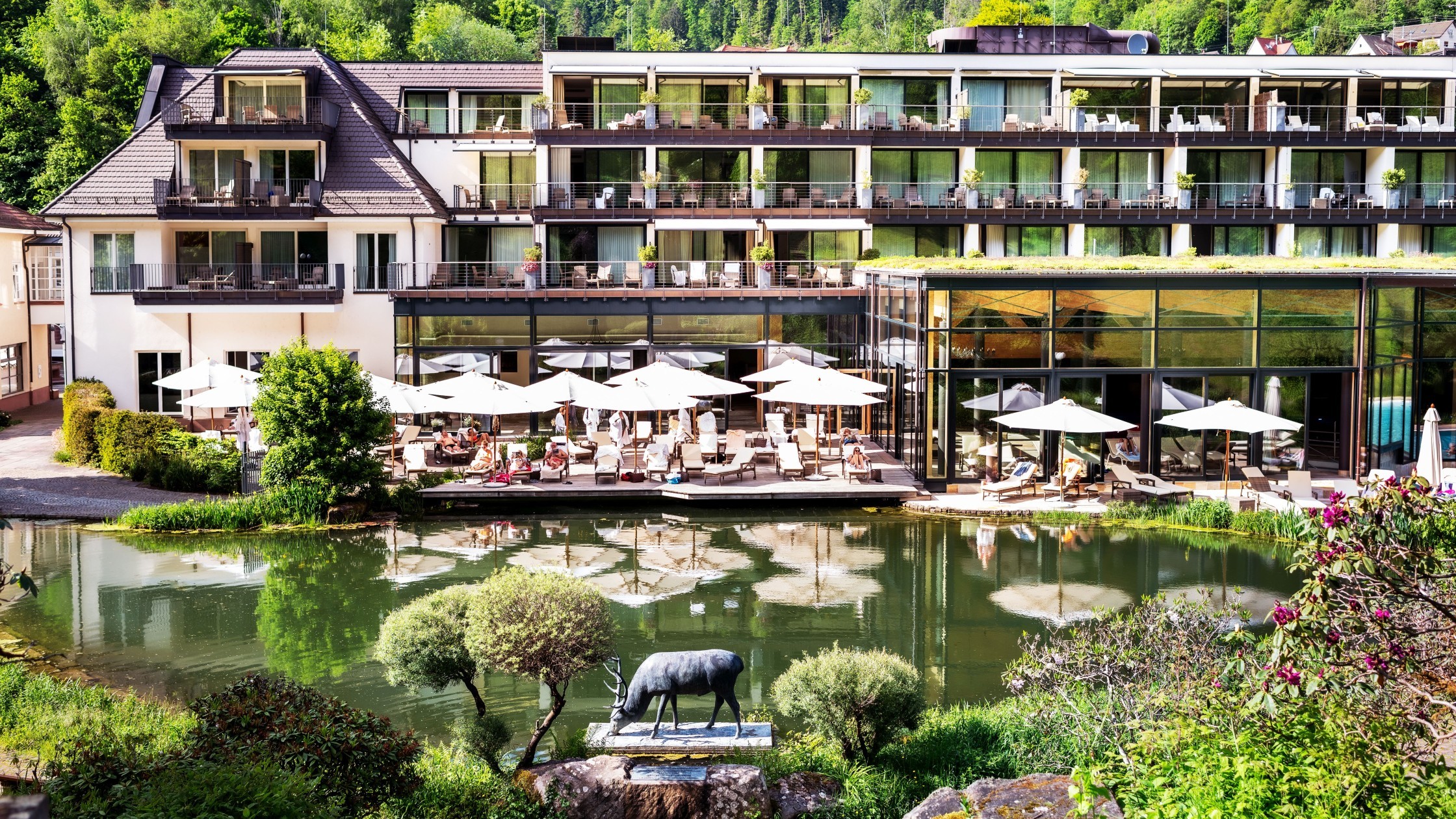 Außenansicht des Wellnesshotels Therme Bad Teinach mit Garten und Außenpool