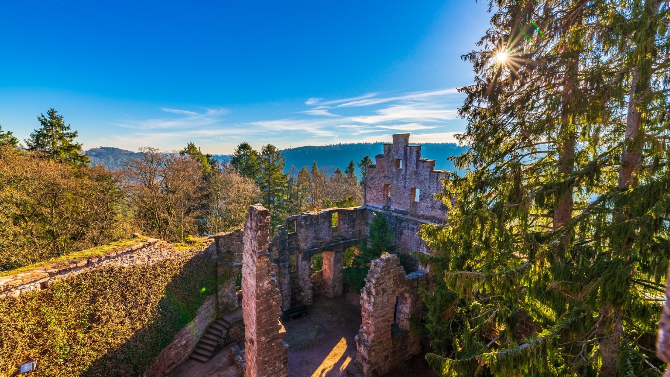 Romantische Burgruine Zavelstein im Nordschwarzwald mit Panoramablick auf Wälder und Hügel