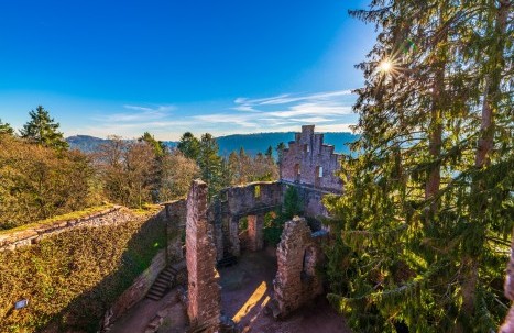 Romantische Burgruine Zavelstein im Nordschwarzwald mit Panoramablick auf Wälder und Hügel