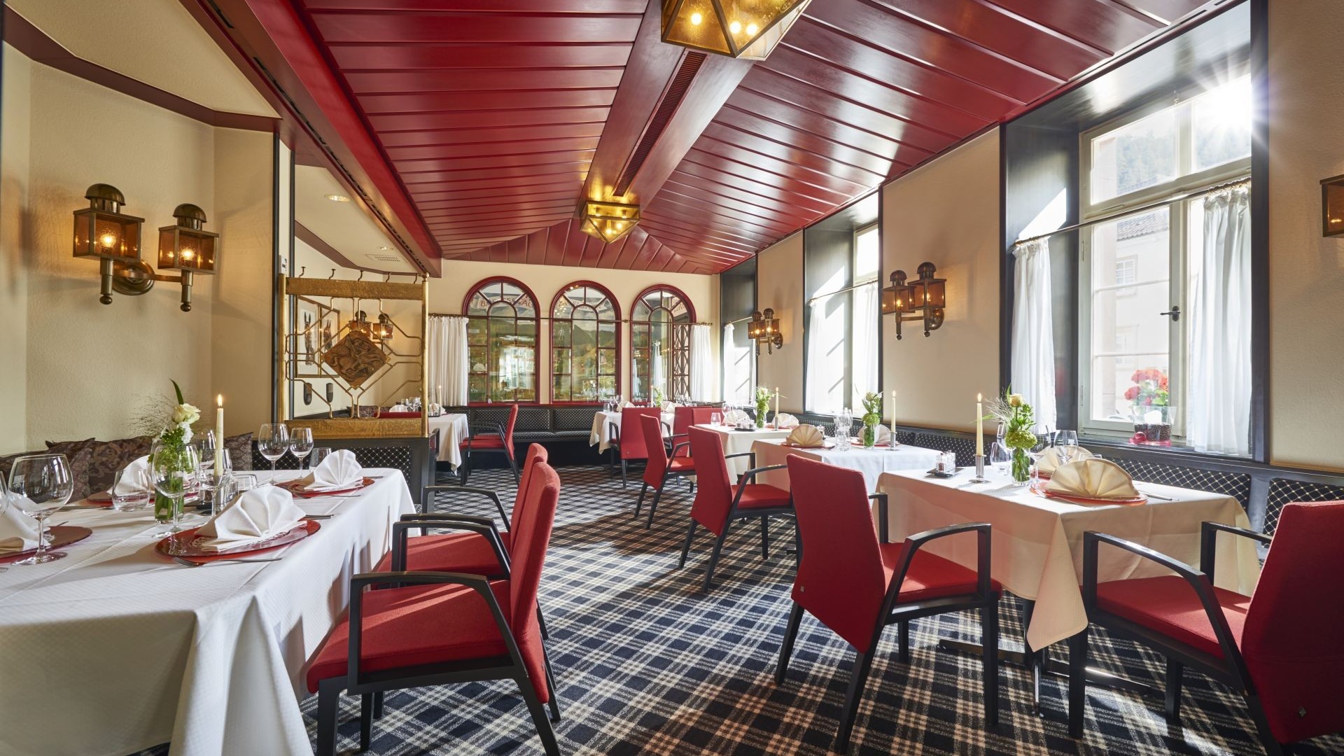 Elegant eingerichtetes Restaurant in Bad Teinach mit roten Stühlen und stilvollem Interieur