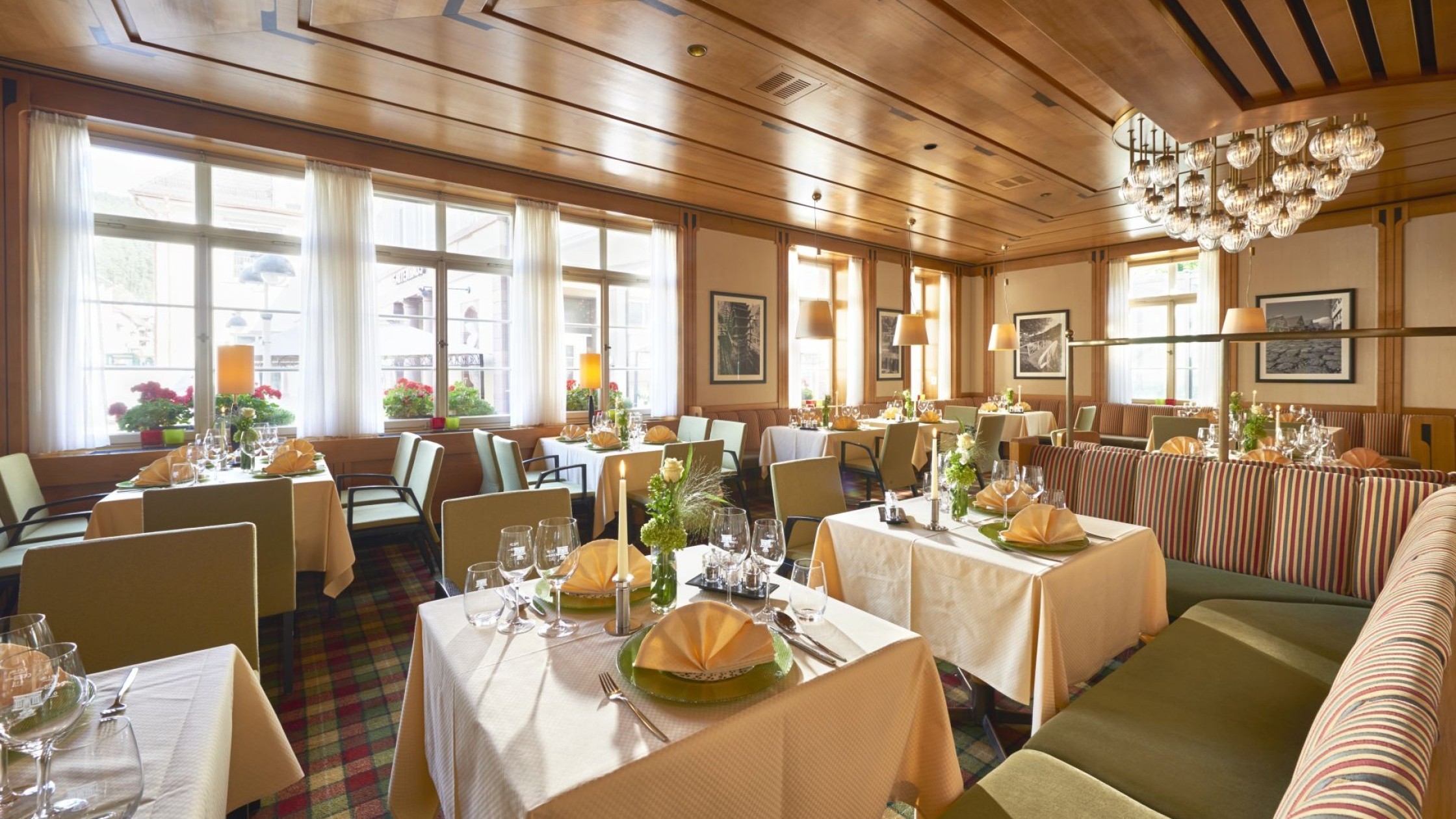 Restaurant in Bad Teinach-Zavelstein mit hellen Fenstern und elegant gedeckten Tischen