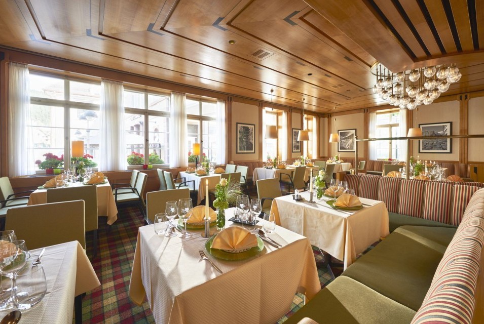 Restaurant in Bad Teinach-Zavelstein mit hellen Fenstern und elegant gedeckten Tischen