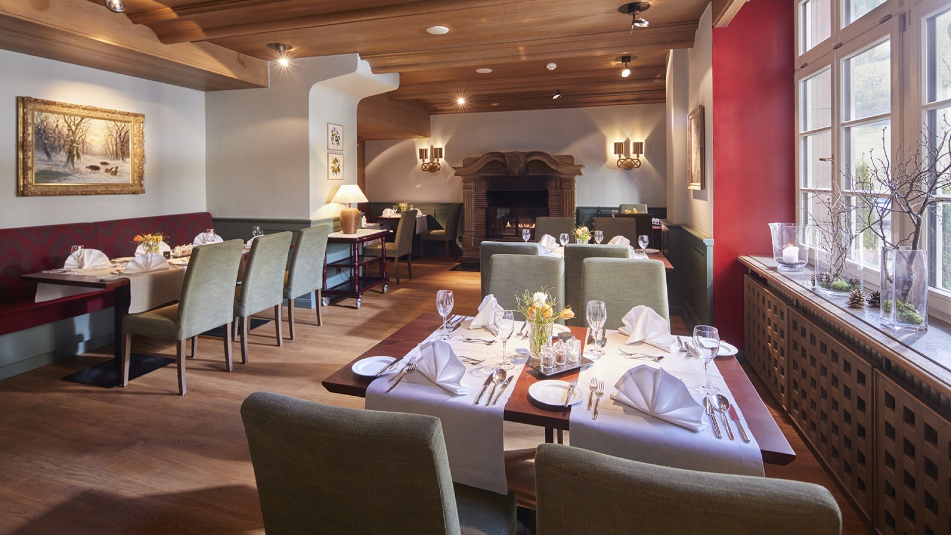 Traditionelles Restaurant mit Holzdecke, Kamin und Fensterfront