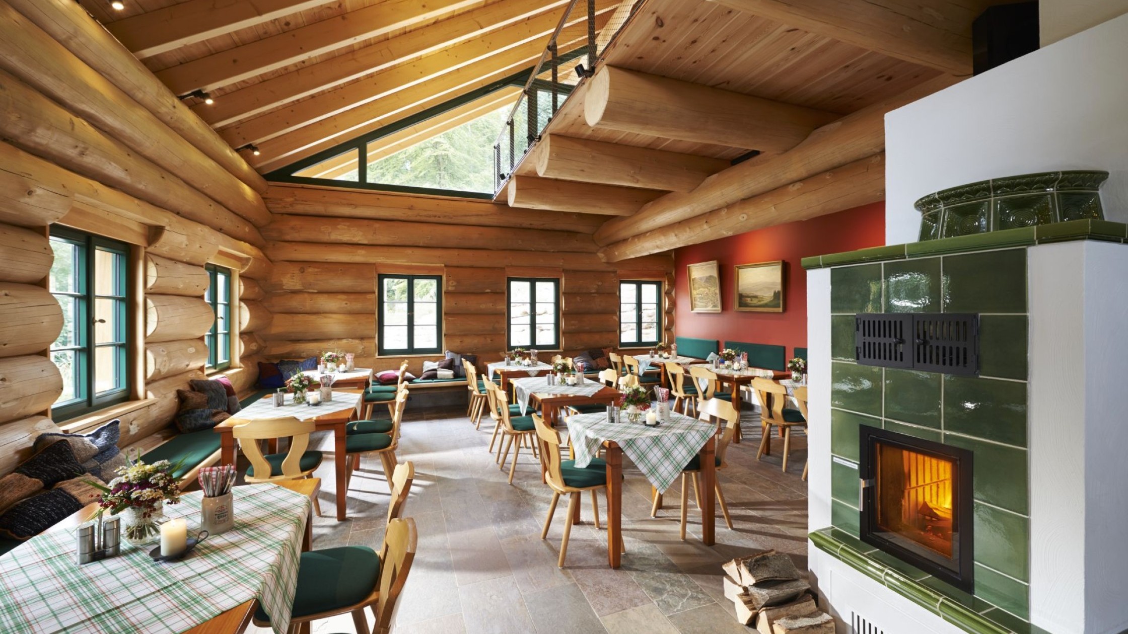 Gemütlicher Gastraum mit Kachelofen in der Blockhüttte