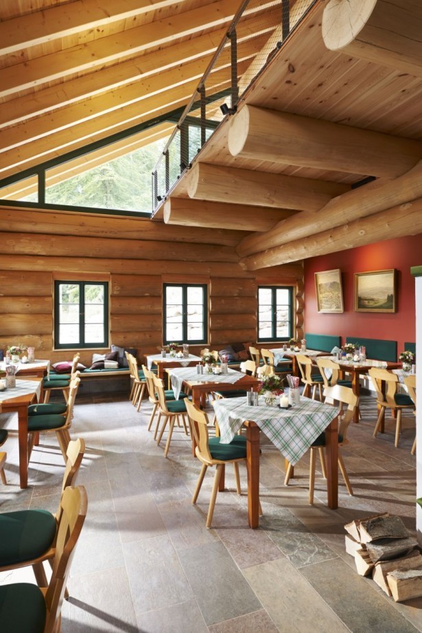 Gemütlicher Gastraum mit Kachelofen in der Blockhüttte