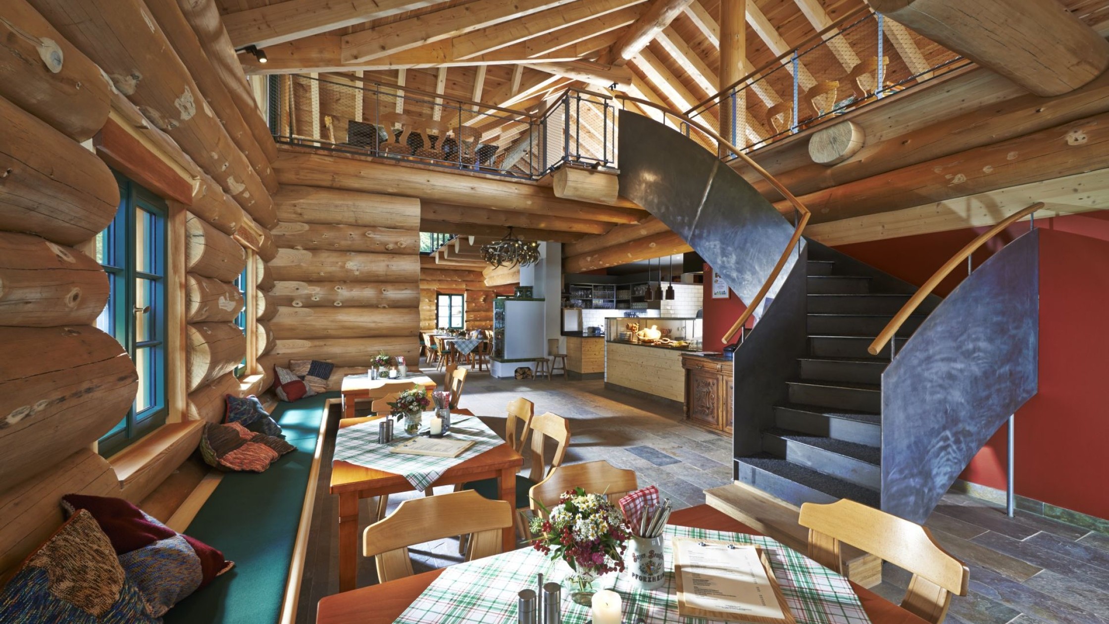 Rustikales Restaurant im Blockhausstil der Therme Bad Teinach mit offener Galerie und Holzdekor