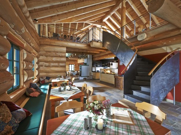 Rustikales Restaurant im Blockhausstil der Therme Bad Teinach mit offener Galerie und Holzdekor