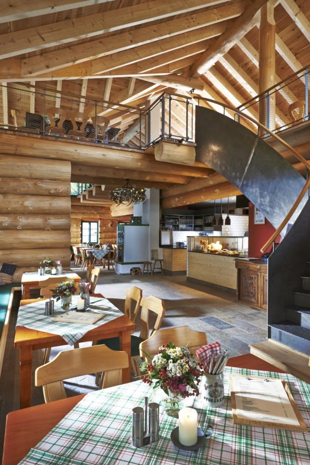 Rustikales Restaurant im Blockhausstil der Therme Bad Teinach mit offener Galerie und Holzdekor