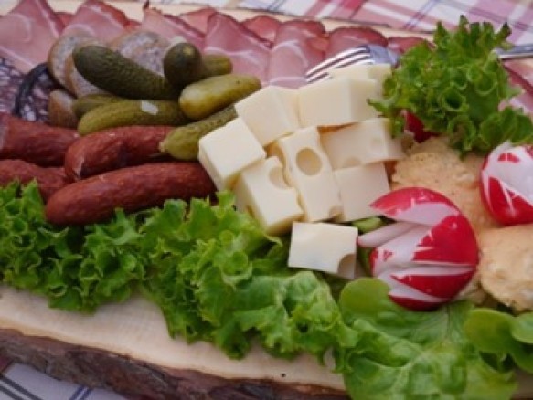 Typisches Schwarzwälder Vesperbrett mit Käse, Wurst, Radieschen