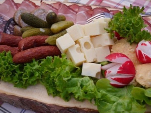 Typisches Schwarzwälder Vesperbrett mit Käse, Wurst, Radieschen