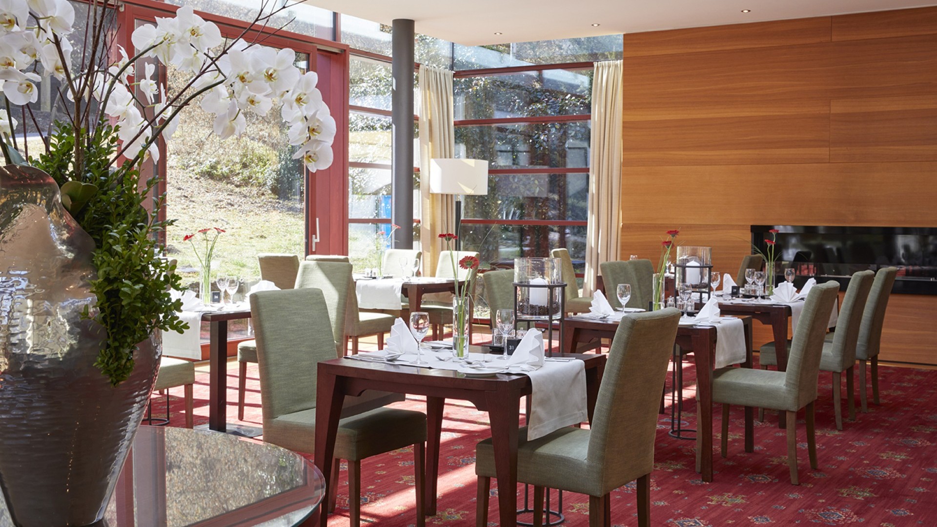 Elegant gedeckter Tisch im Restaurant mit Blick ins Grüne