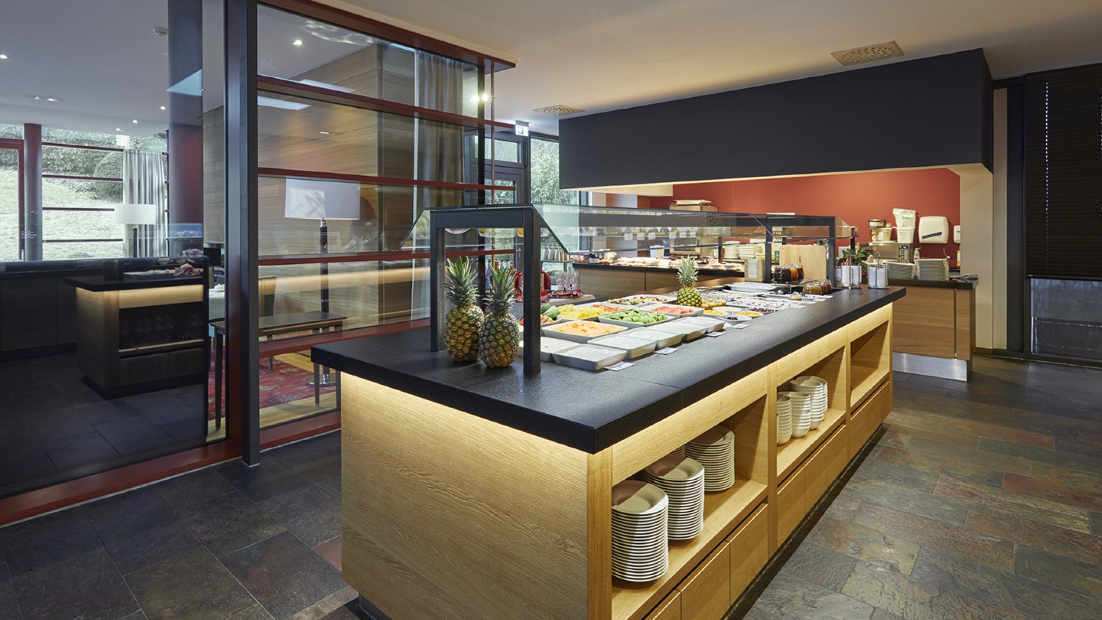 Frühstücksbuffet mit frischem Obst, Aufschnitt und modernem Design